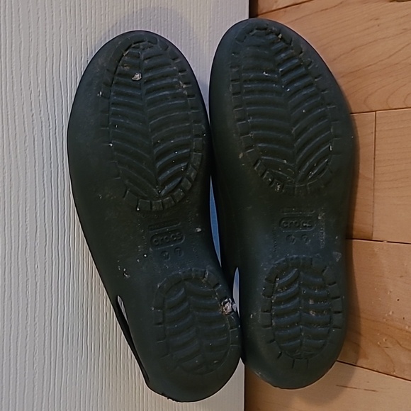 Women's size 7 black Crocs shoes - Picture 4 of 4